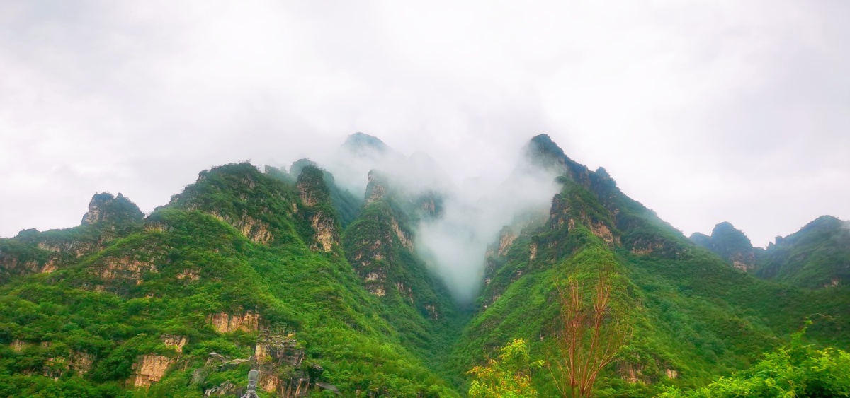 雨后山景云雾缭绕