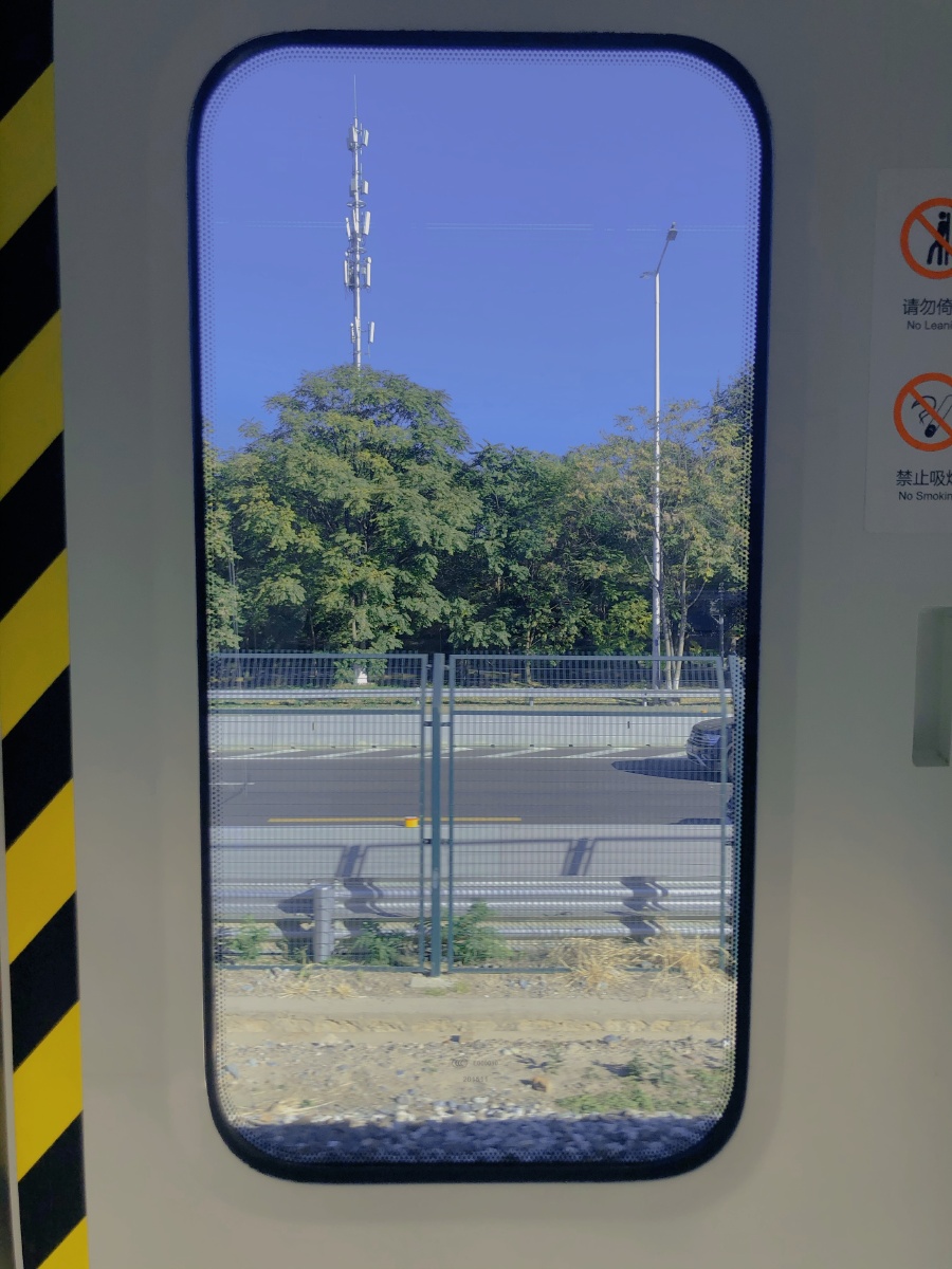 窗外地铁玻璃