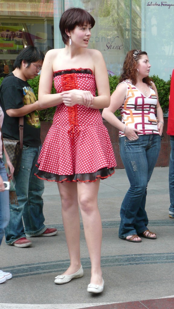 大学生穿露后腰的裙子,女大生怎么穿才能显示自己身材最棒?