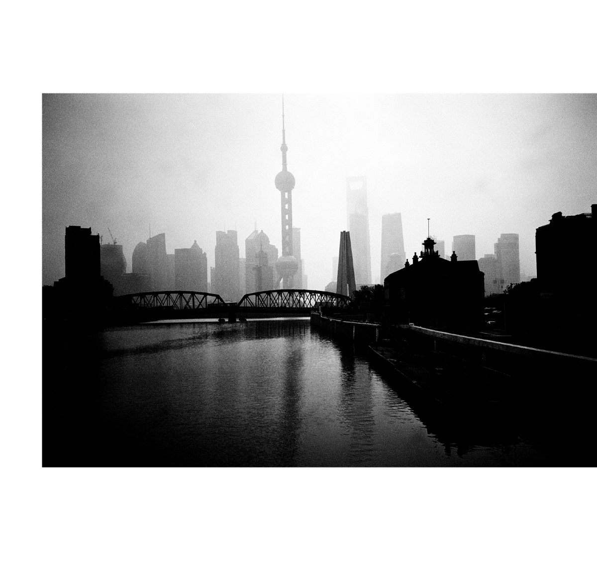 巴斯奎特陈的色调漂亮的灰色布列松陈的场时间