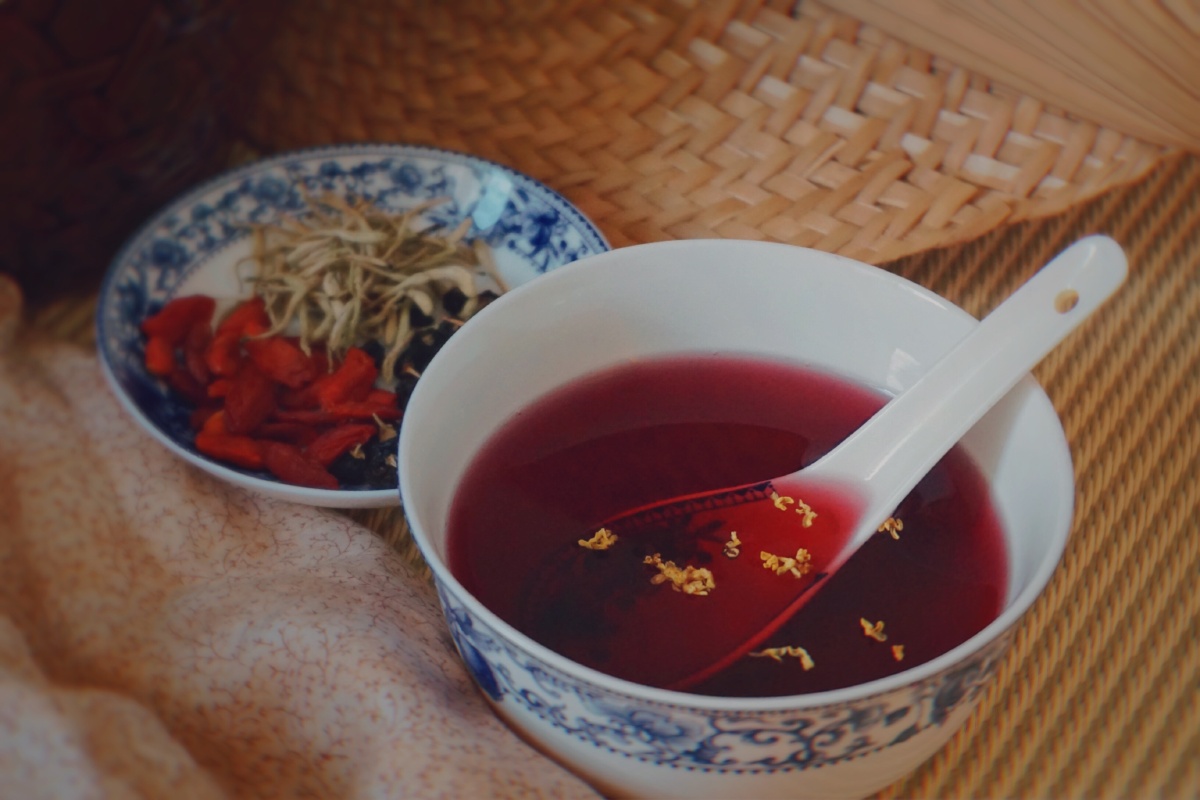 盛夏白瓷梅子汤