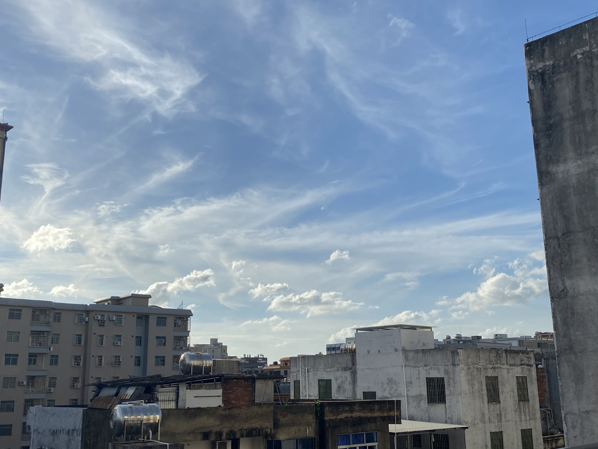 天空是蔚蓝色窗外有千纸鹤