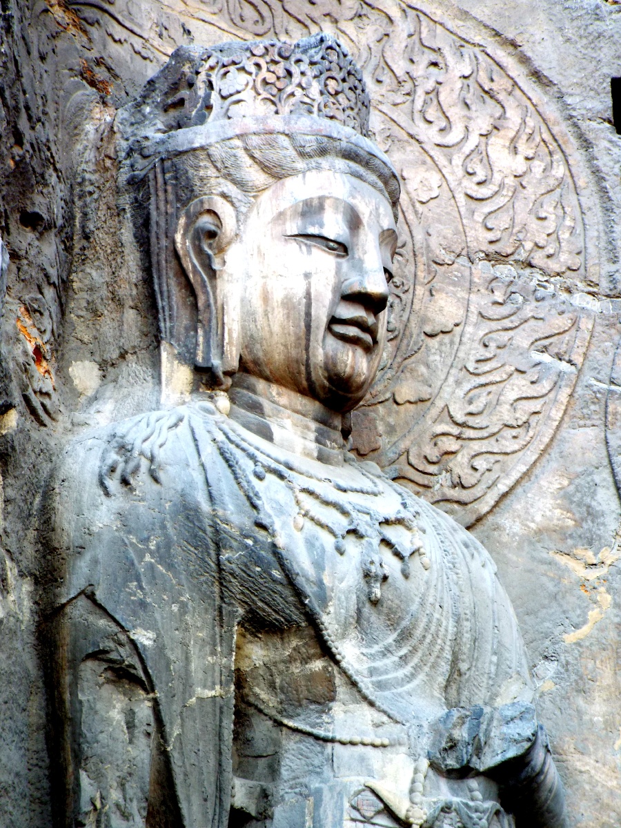 洛阳龙门石窟是我国四大石窟之一其中的奉先寺是整个龙门石窟的最精彩