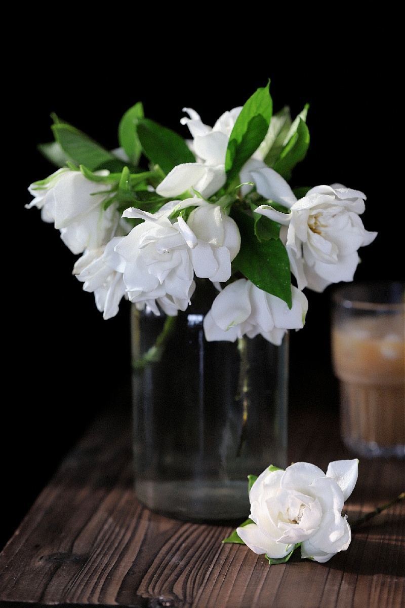 栀子花开闻着香气喝杯冰拿铁配松饼也是极好的