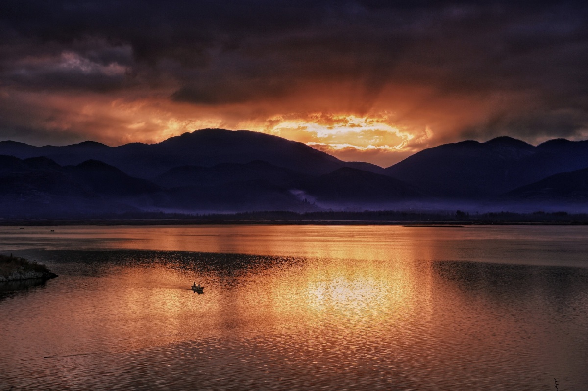 泸沽湖日出