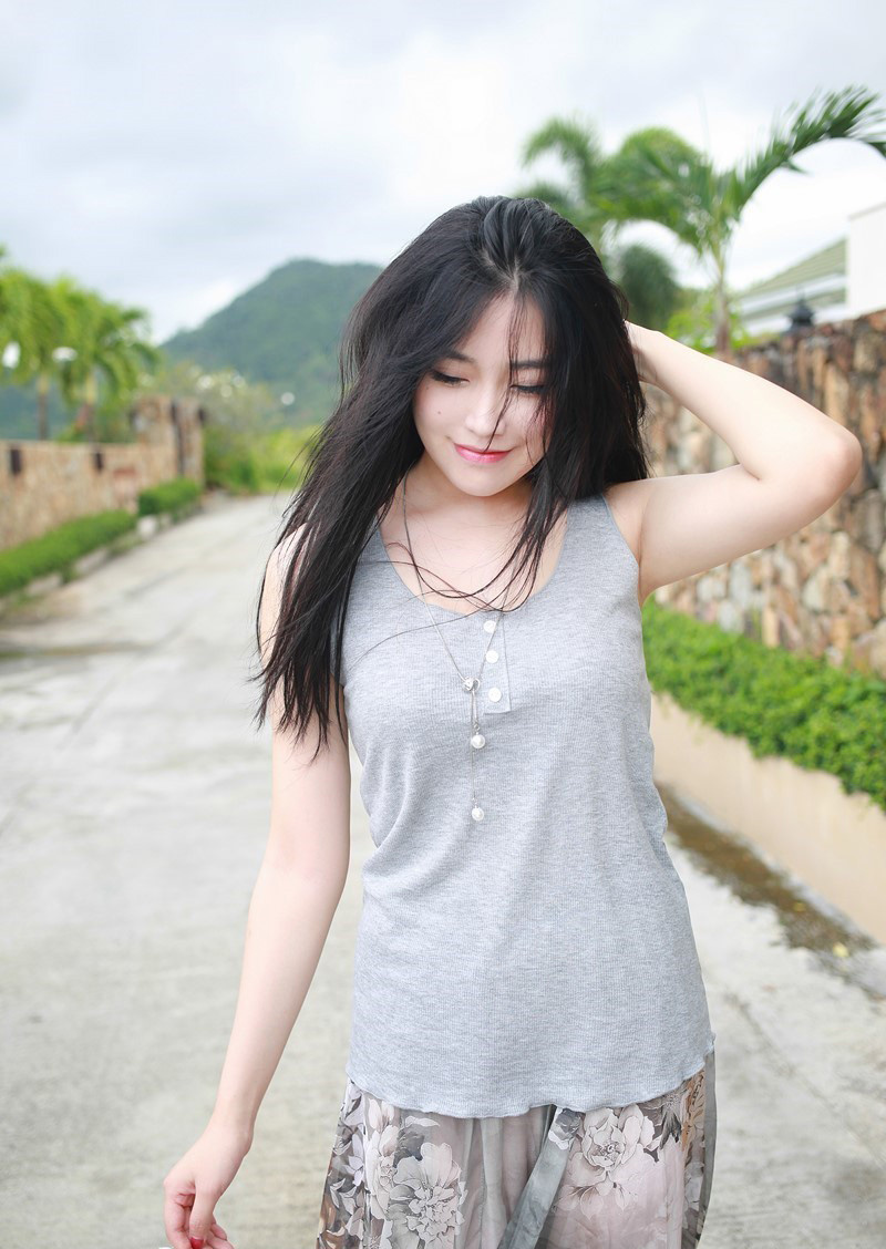 长发淑女性感写真公路边的偶遇下个是否会是你呢