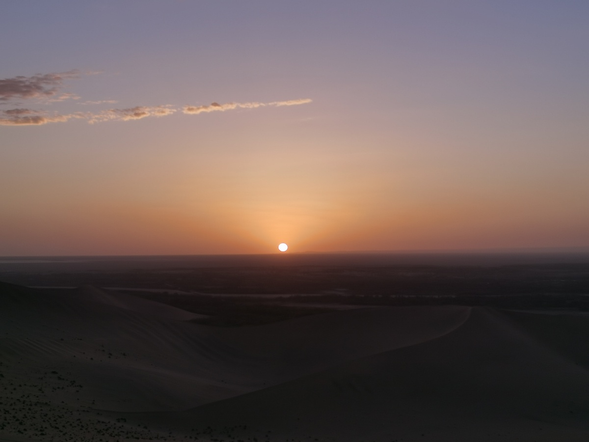 有一盏灯能照亮前方有一束光能穿透胸膛有一些品质能让生命闪光有一些