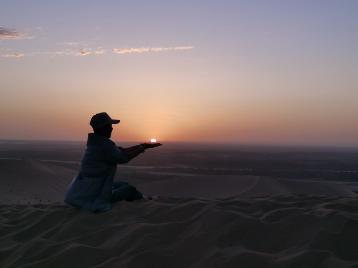 有一盏灯能照亮前方有一束光能穿透胸膛有一些品质能让生命闪光有一些