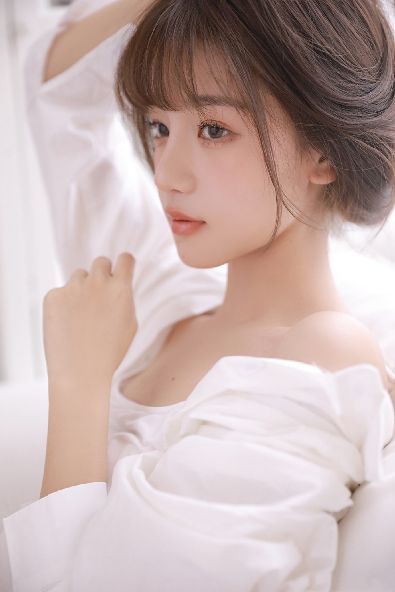 白色吊带女孩网络来源侵删