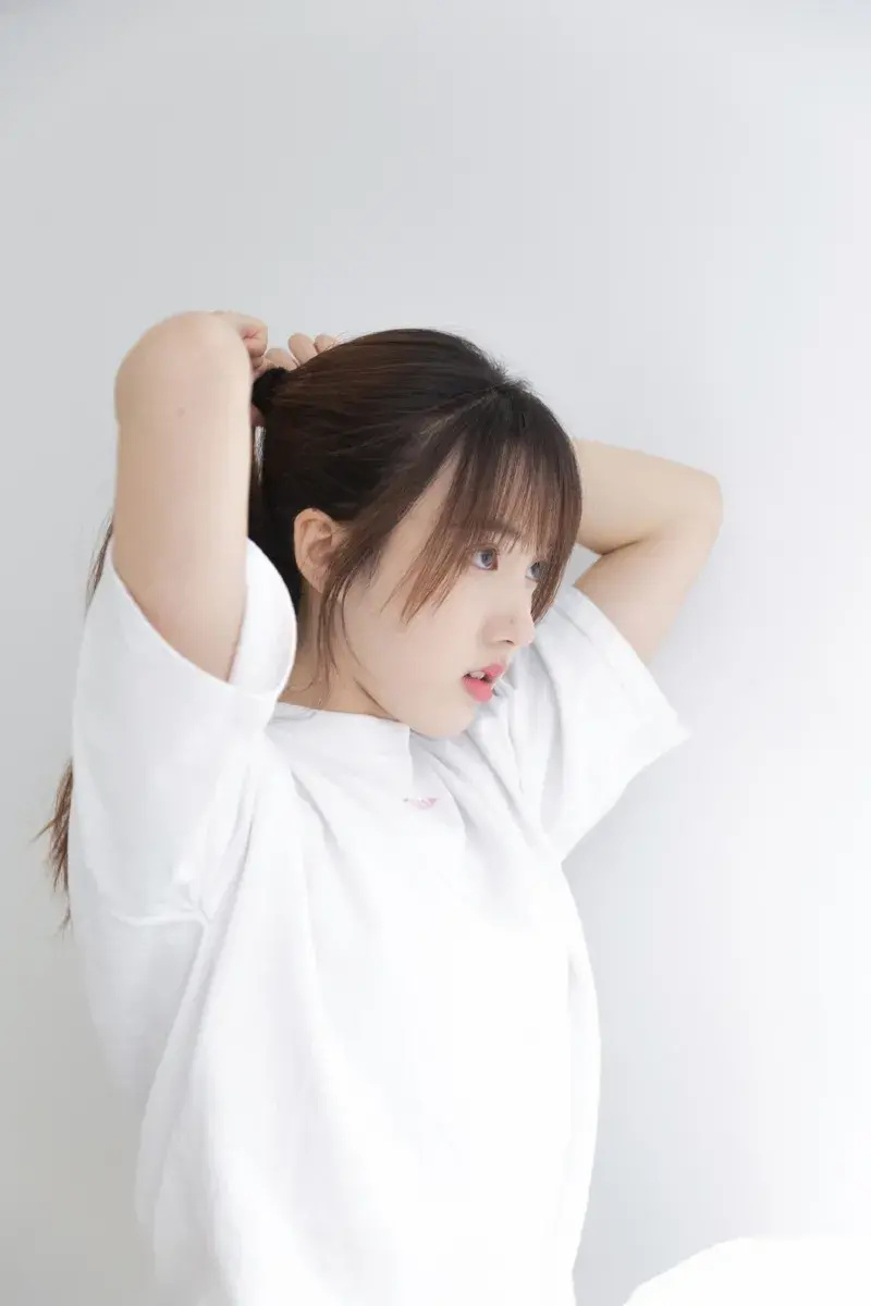 白t居家美女简约随性写真图片网络来源侵删