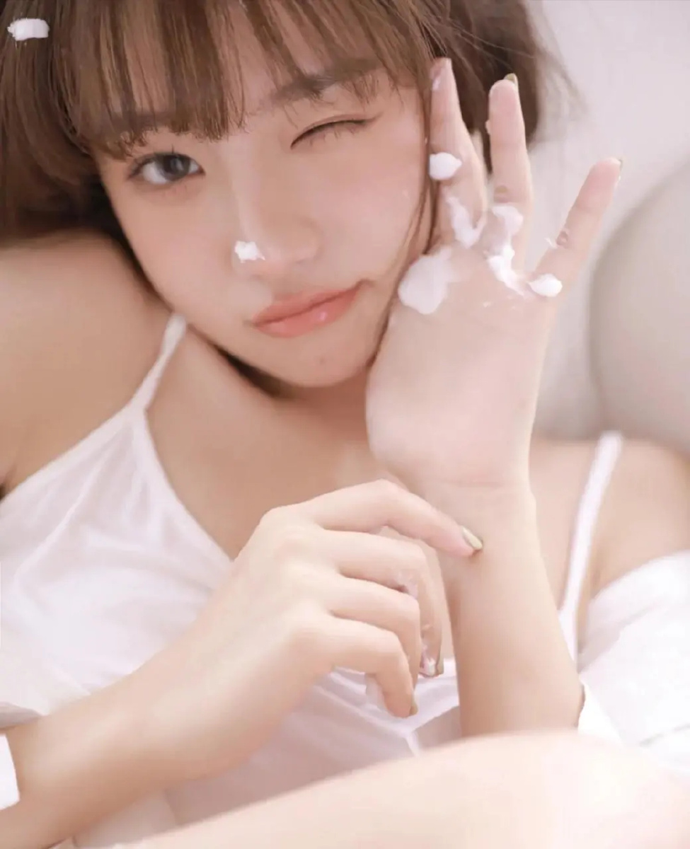 白色吊带女孩网络来源侵删