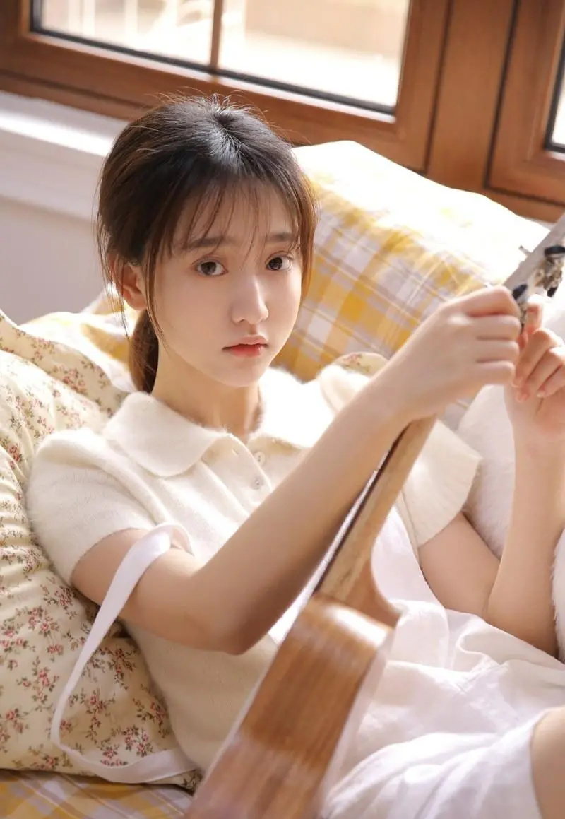 蓝发甜美女孩清新写真好可爱啊网络来源侵删