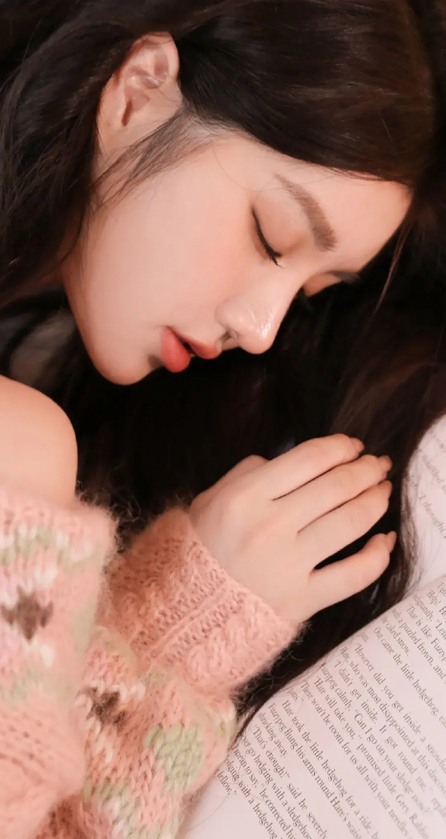 甜美粉色系长发女孩清纯美丽网络来源侵删