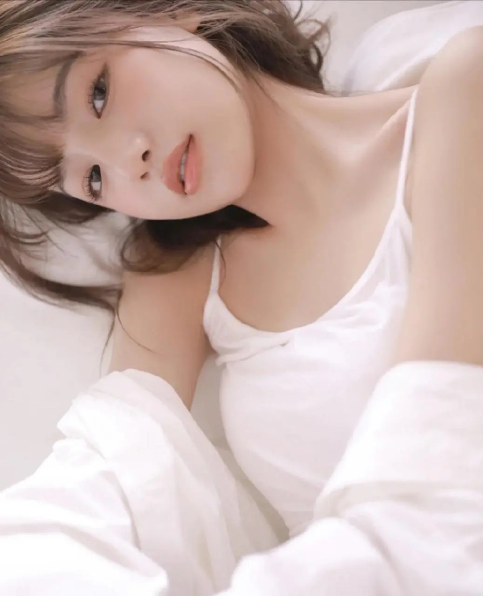 白色吊带女孩网络来源侵删