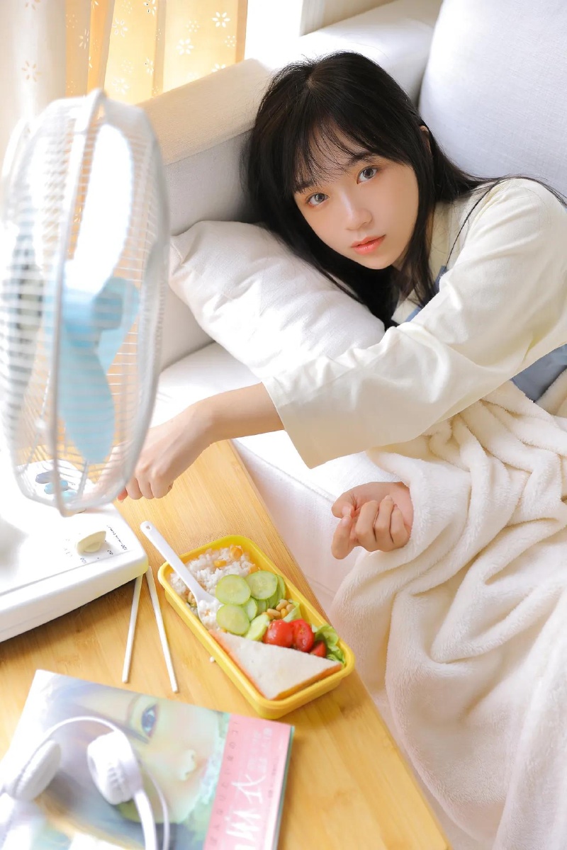 沙拉女孩网络来源侵删