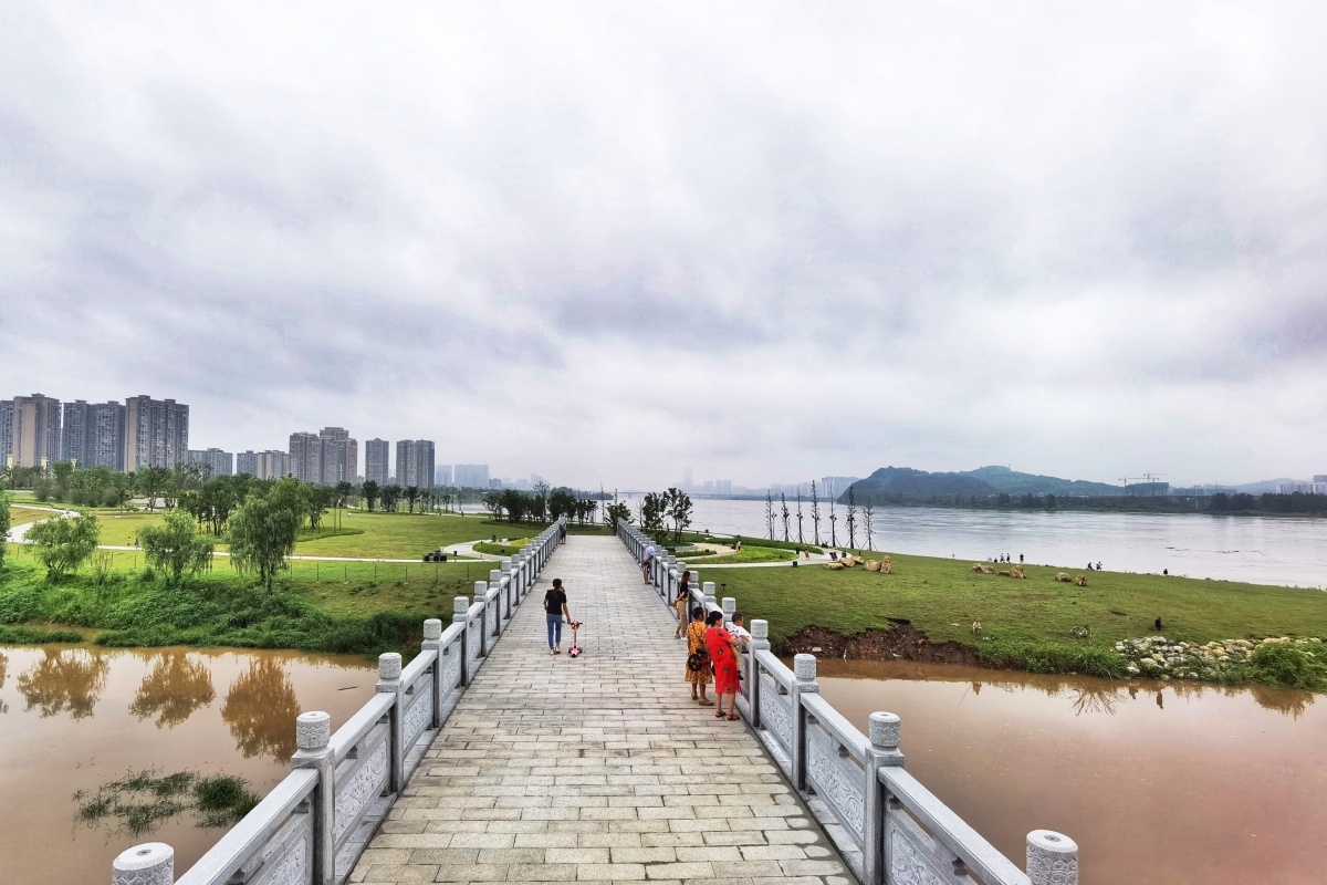 南充嘉陵江黄金海岸雨后美景