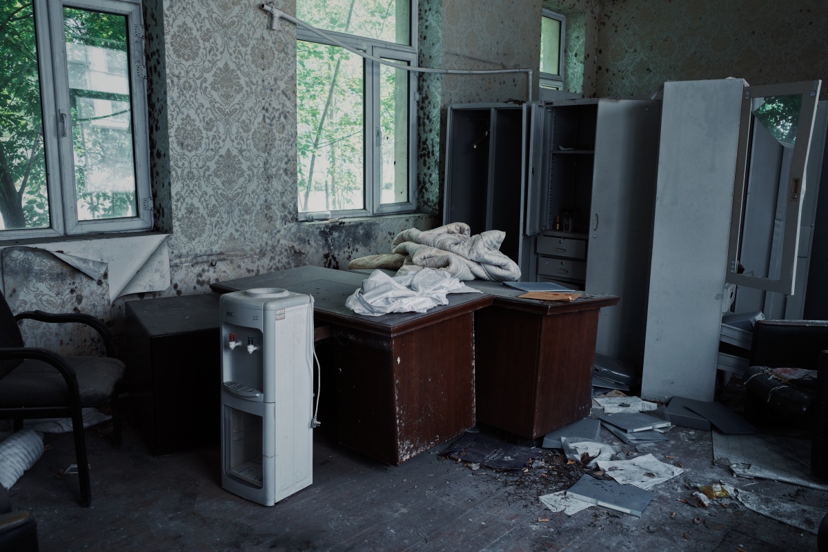 探险废弃的养老院如今已经破败不堪