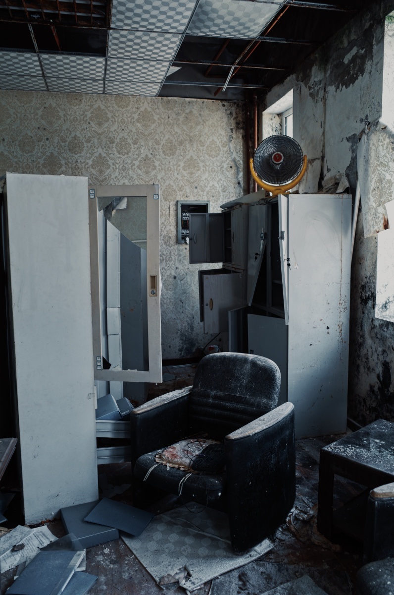 探险废弃的养老院如今已经破败不堪