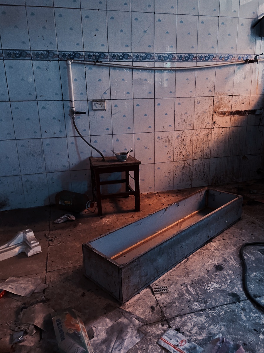 探险废弃的学校