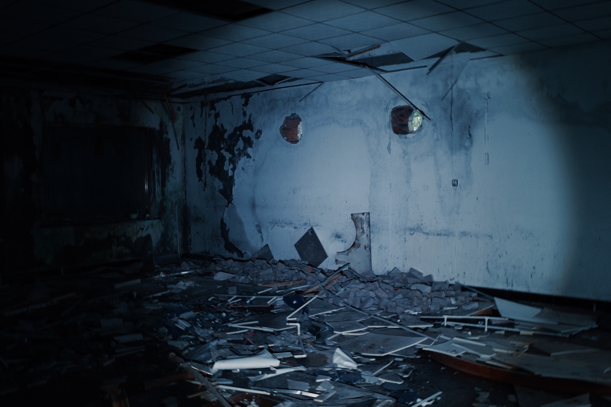 一座废弃的饭店看样子一看荒废很久了时钟停止的分秒也许就是人们离开