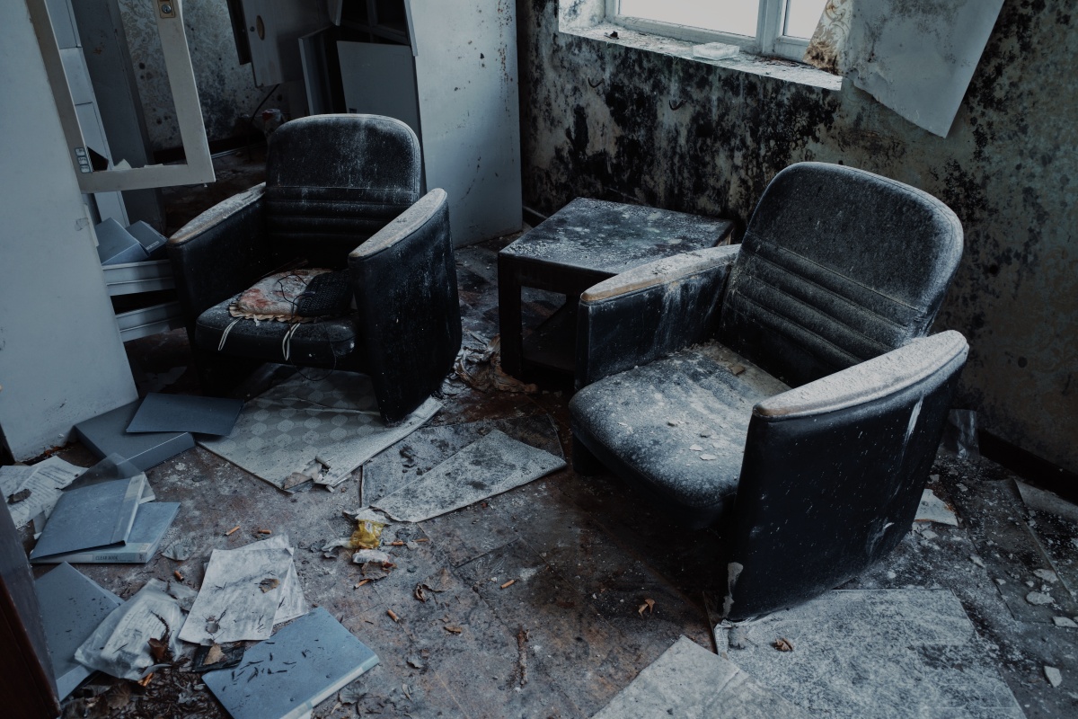 探险废弃的养老院如今已经破败不堪