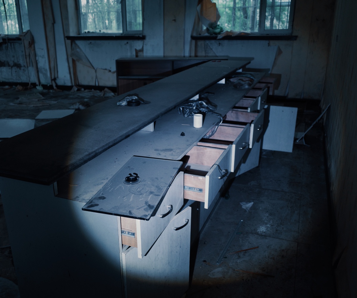 一座废弃的饭店看样子一看荒废很久了时钟停止的分秒也许就是人们离开