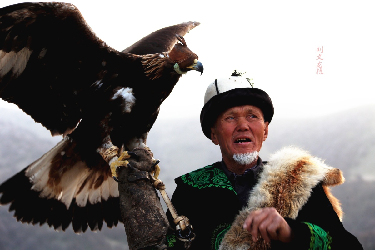 哈萨克族的训鹰人