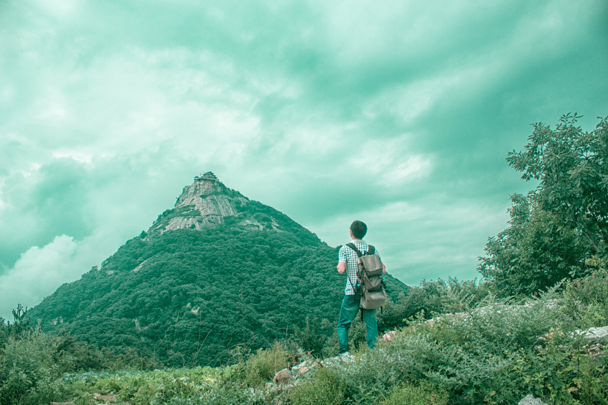 站在青牛宫后的菜园里仰望五朵山北顶