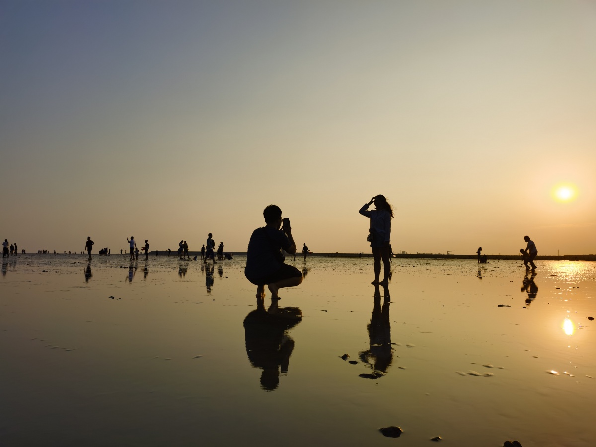 夕阳下的海滩人影