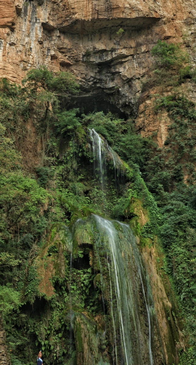 探寻秘境深山瀑布深潭