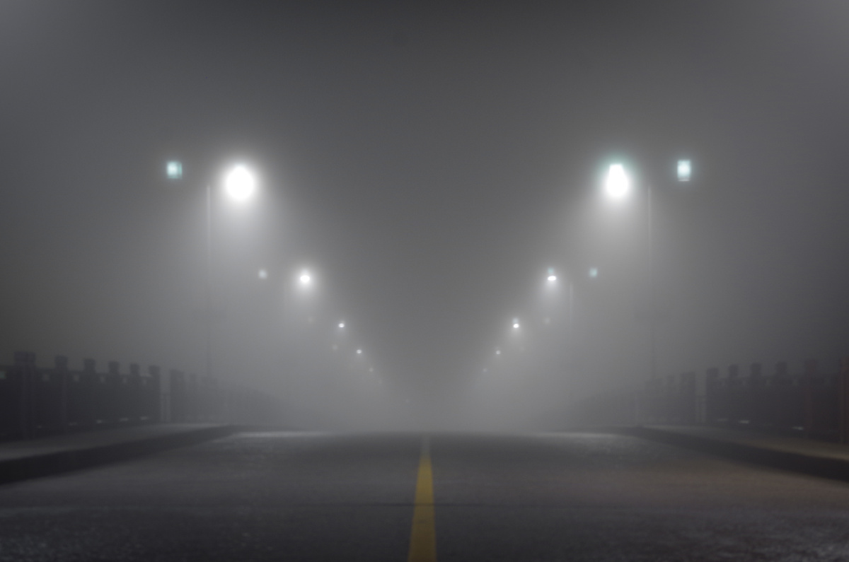 半夜睡不着觉,被窗外的难得一见的大雾所吸引,决定拿起相机出去走走.