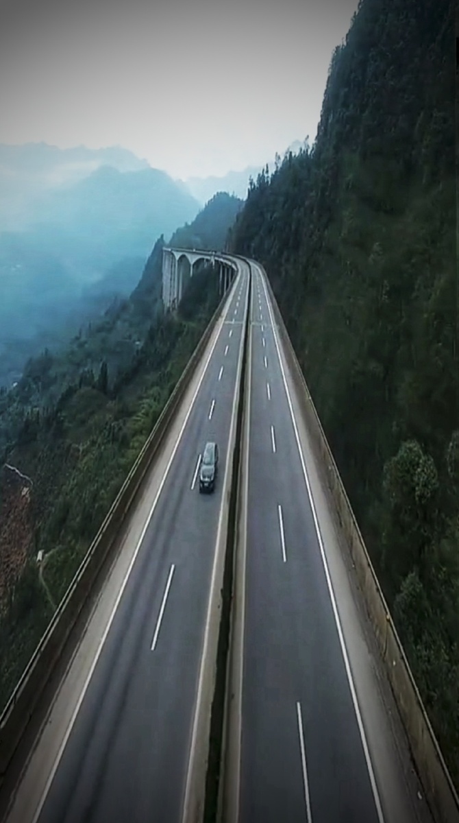 雅西高速(雅安至西昌),全长240公里,总投资约206亿,2007年动工,2012年