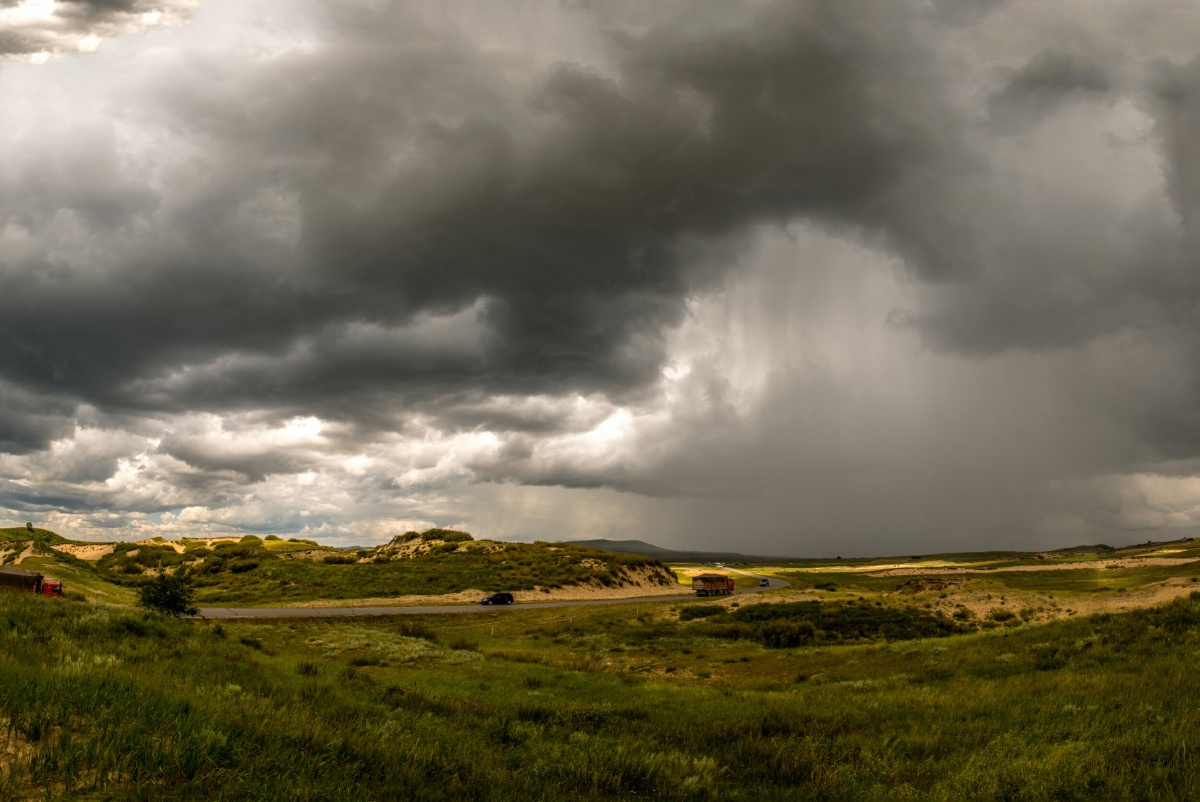 夏日坝上风雨欲来