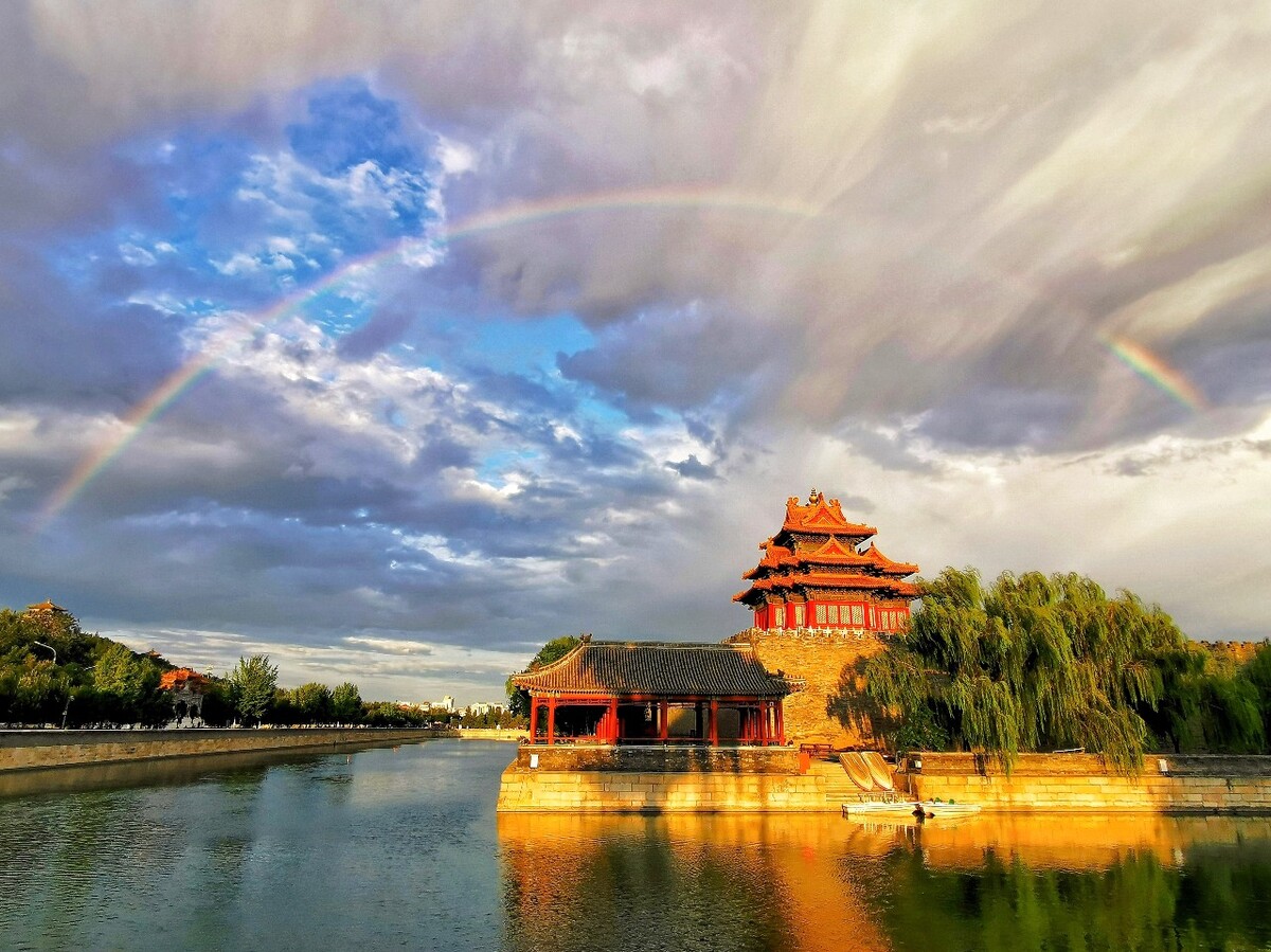 北京故宫博物院夕阳下的彩虹映照着紫禁城角楼