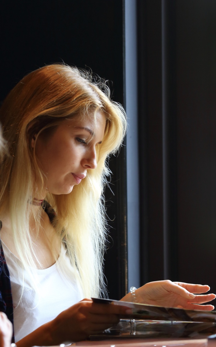 海参崴餐厅抓拍俄罗斯美女