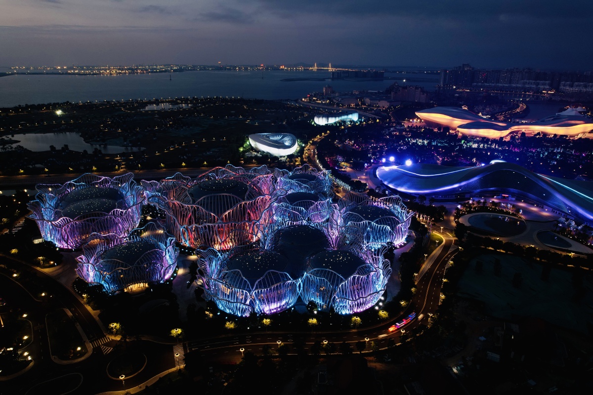 流光溢彩的中国海南海花岛夜色