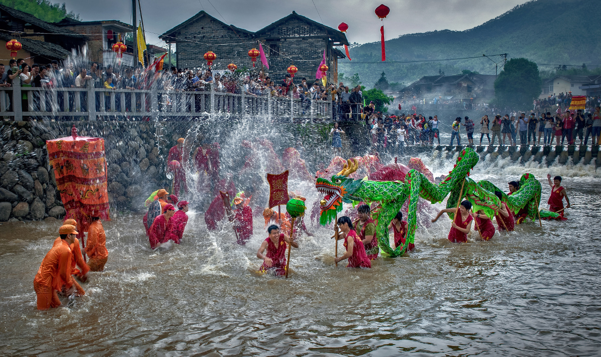 摄于福建省漳州市南靖县,村民在举行妈祖过海民俗活动.