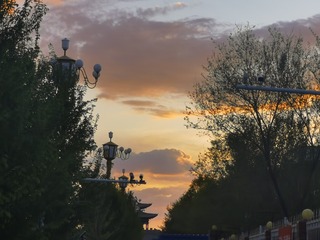 430870