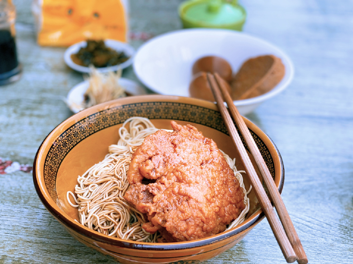 今儿早上一碗大排干拌面. - 小肥油馒头 - 图虫