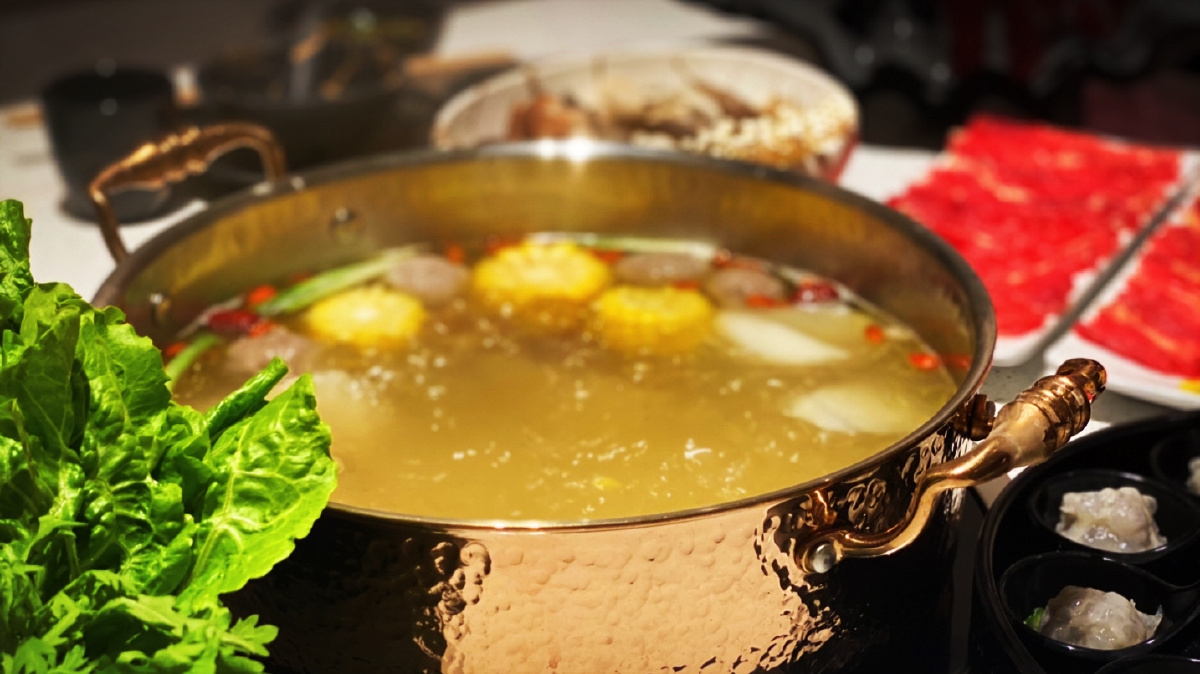 潮汕牛肉火锅注重食物本味汤底一般是以清汤底为主用牛骨熬制出来的汤