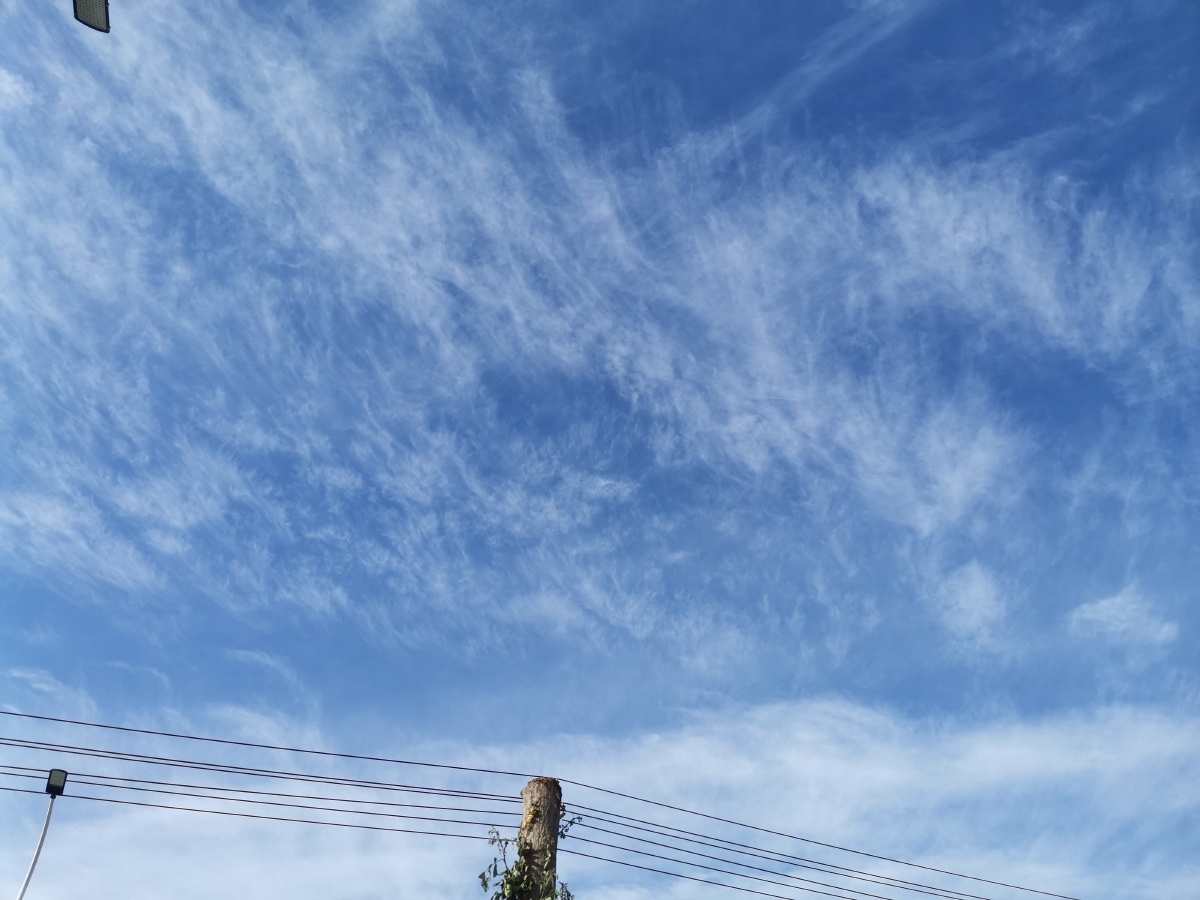 今天早上拍了五十张兰州和平天空图片选出三张分享给大家