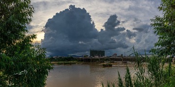 暴雨来临之前的夕阳