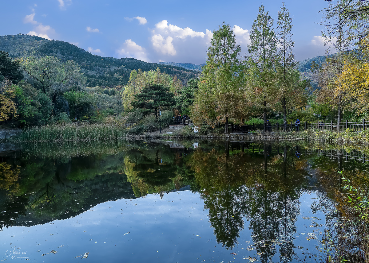 群峰倒影山浮水无山无水不入神