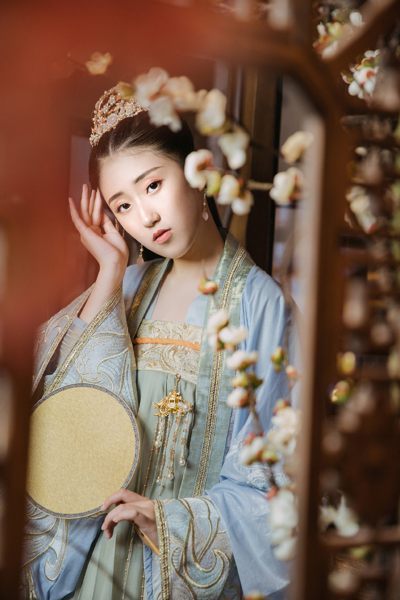 冰肌玉骨自清凉无汗水殿风来暗香满绣帘开一点明月窥人人未寝欹枕钗横