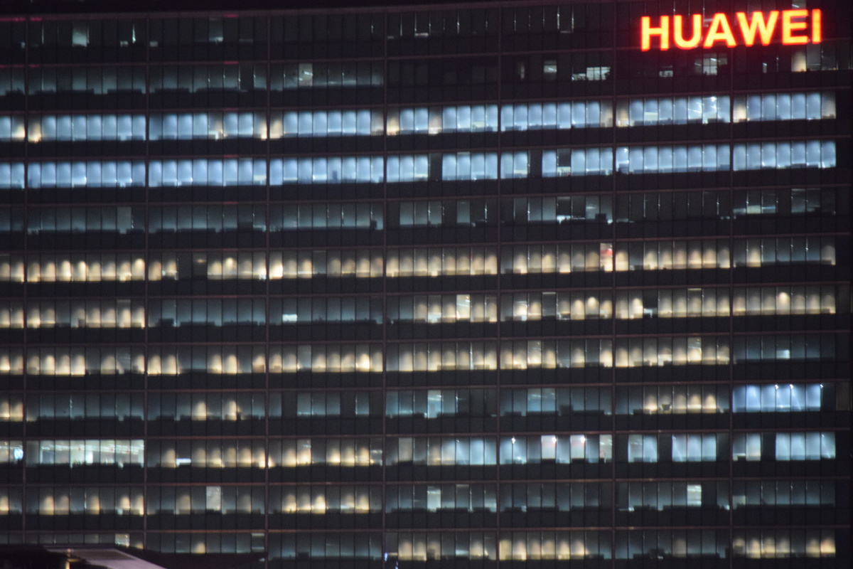 晚上九点多的华为总部大楼