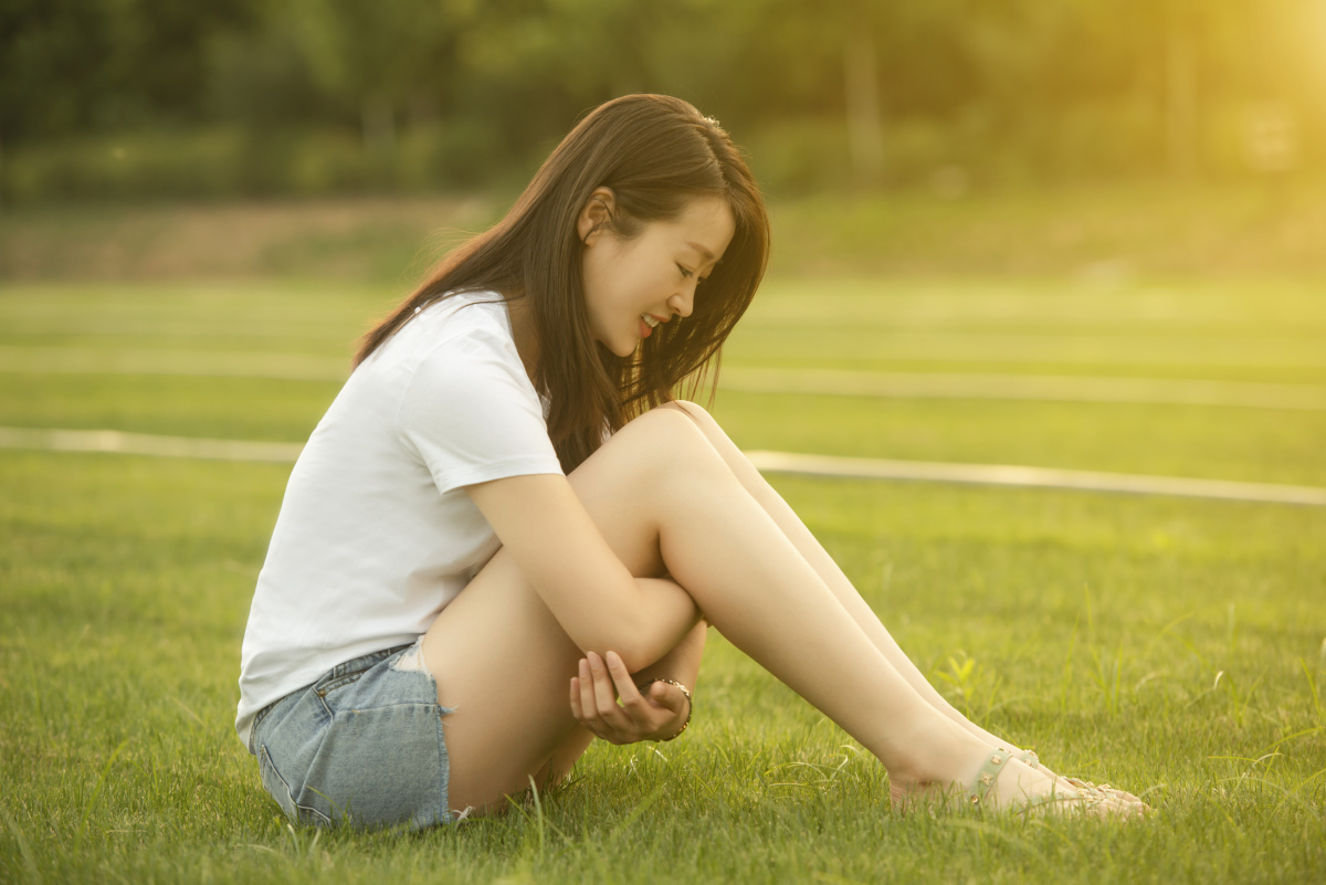 双膝过肩的长腿美女