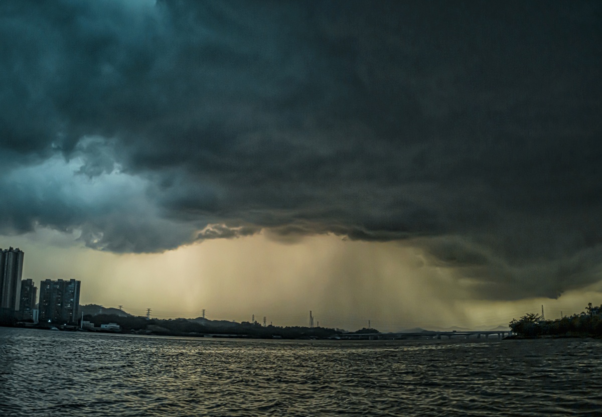 暴风雨来临前赶在暴雨来临的时候抓起相机跑出去拍照最后发现内存卡没