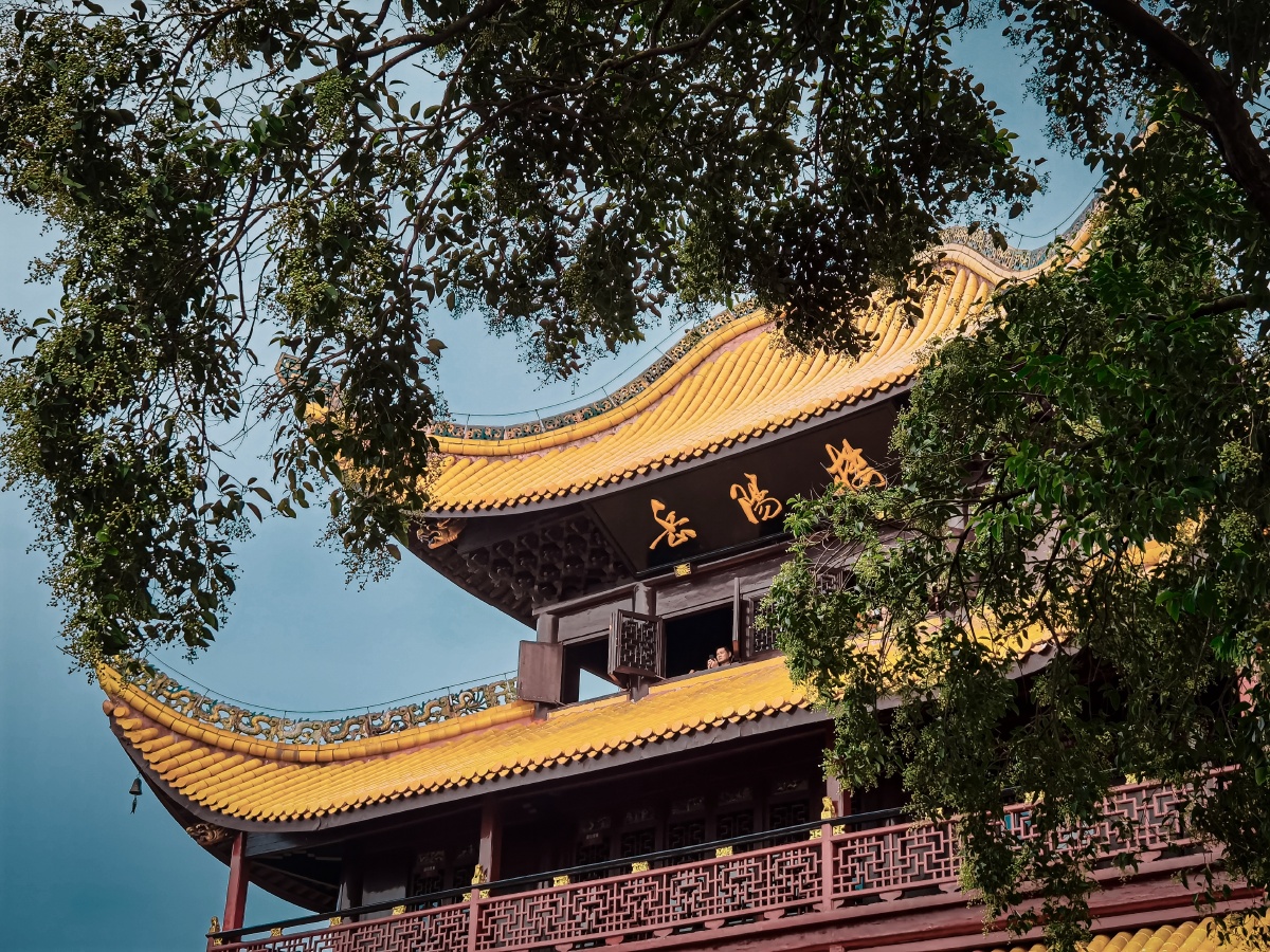 八月湖水平涵虚混太清气蒸云梦泽波撼岳阳城