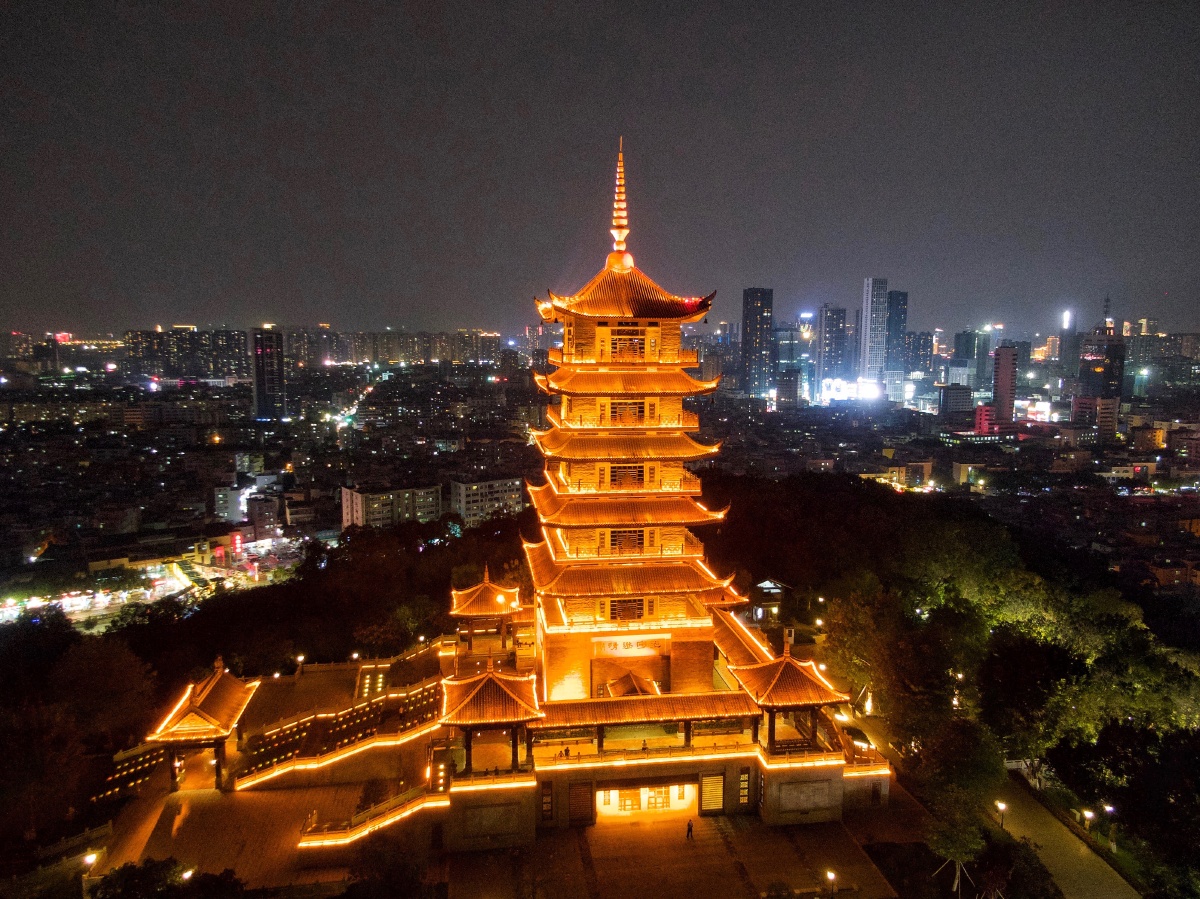 魁星阁位于海拔59米的虫雷岗山顶,有"千灯湖制高点","南海桂城新地标"