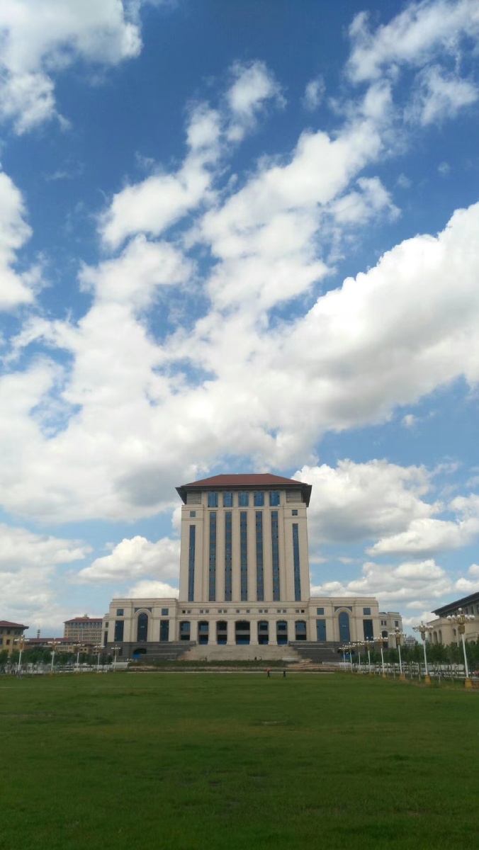 山西太原理工大学的蓝天白云和楼